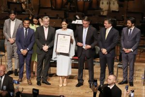 Vereadores ignoram decisão judicial e fazem homenagem a Michelle Bolsonaro no Theatro Municipal