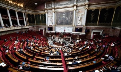 Assembleia da França aprova aprova projeto para proibir a ‘discriminação capilar’