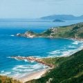 Praia nudista de Florianópolis enfrenta onda de agressões por parte de ‘milícia’