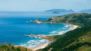 Praia nudista de Florianópolis enfrenta onda de agressões por parte de ‘milícia’
