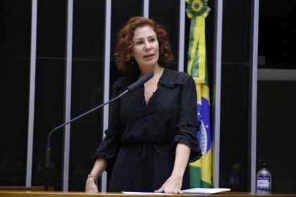 Por ‘questões de saúde’, Carla Zambelli se afasta da Câmara