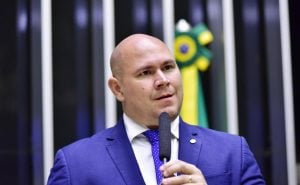 Relator recomenda censura verbal a deputado bolsonarista; Conselho de Ética adia a votação