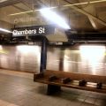 Homem morre após ser empurrado nos trilhos do metrô de Nova York