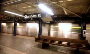 Homem morre após ser empurrado nos trilhos do metrô de Nova York