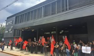 Mulheres do MST realizam ato em frente a revendedora de armas da Taurus em São Paulo