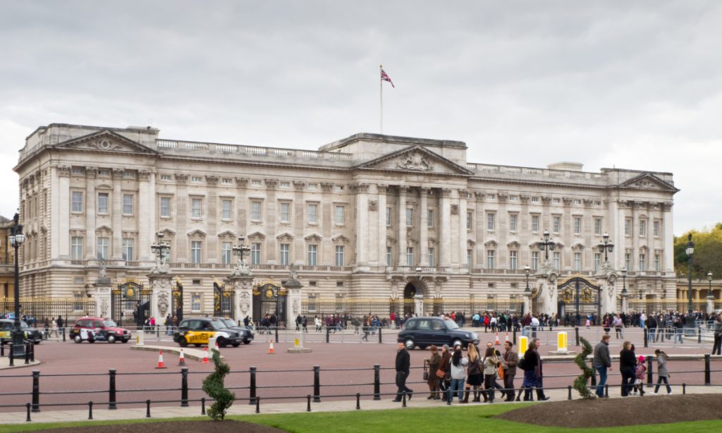 Homem é preso após colidir contra portões do Palácio de Buckingham
