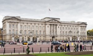 Homem é preso após colidir contra portões do Palácio de Buckingham