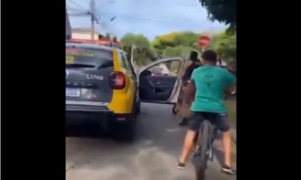 Policial dá tapa no rosto de adolescente de 13 anos durante abordagem