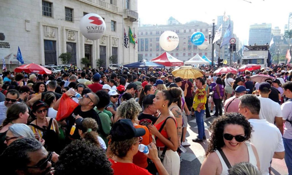 Professores da rede municipal de SP entram em greve por melhoria salarial