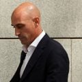Ex-presidente da Federação Espanhola de Futebol é detido ao retornar à Espanha
