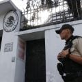Diplomatas mexicanos deixam o Equador após invasão à embaixada