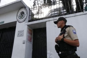 Diplomatas mexicanos deixam o Equador após invasão à embaixada