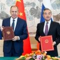 China recebe Lavrov e promete reforçar a ‘cooperação estratégica’ com a Rússia