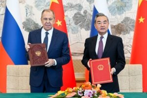 China recebe Lavrov e promete reforçar a ‘cooperação estratégica’ com a Rússia