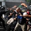 Polícia dispara no rosto e cega manifestante em ato por cozinhas populares em Buenos Aires, diz entidade