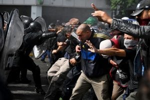 Polícia dispara no rosto e cega manifestante em ato por cozinhas populares em Buenos Aires, diz entidade