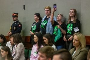 Lei para liberação do aborto supera primeiro obstáculo no Parlamento polonês
