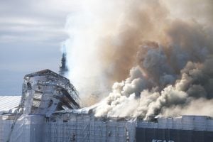Grande incêndio atinge edifício histórico de Copenhague