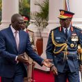 Chefe das Forças Armadas do Quênia e mais 9 oficiais morrem em queda de helicóptero