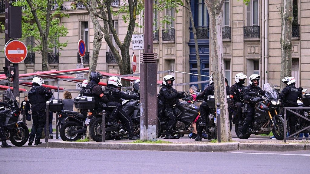 Consulado iraniano em Paris é isolado por suspeita de terrorismo