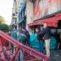 Pás do moinho do cabaré Moulin Rouge despencam no meio da rua em Paris