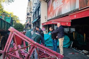 Pás do moinho do cabaré Moulin Rouge despencam no meio da rua em Paris