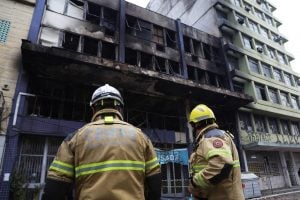 Incêndio em pousada de Porto Alegre deixa ao menos 10 mortos