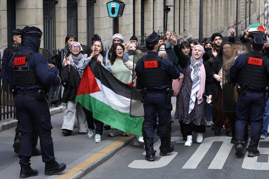 Polícia desmantela acampamento de militantes pró-Palestina na universidade Sorbonne em Paris