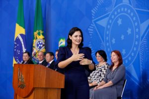 Sob protestos, Assembleia sergipana aprova título de cidadã para Michelle Bolsonaro