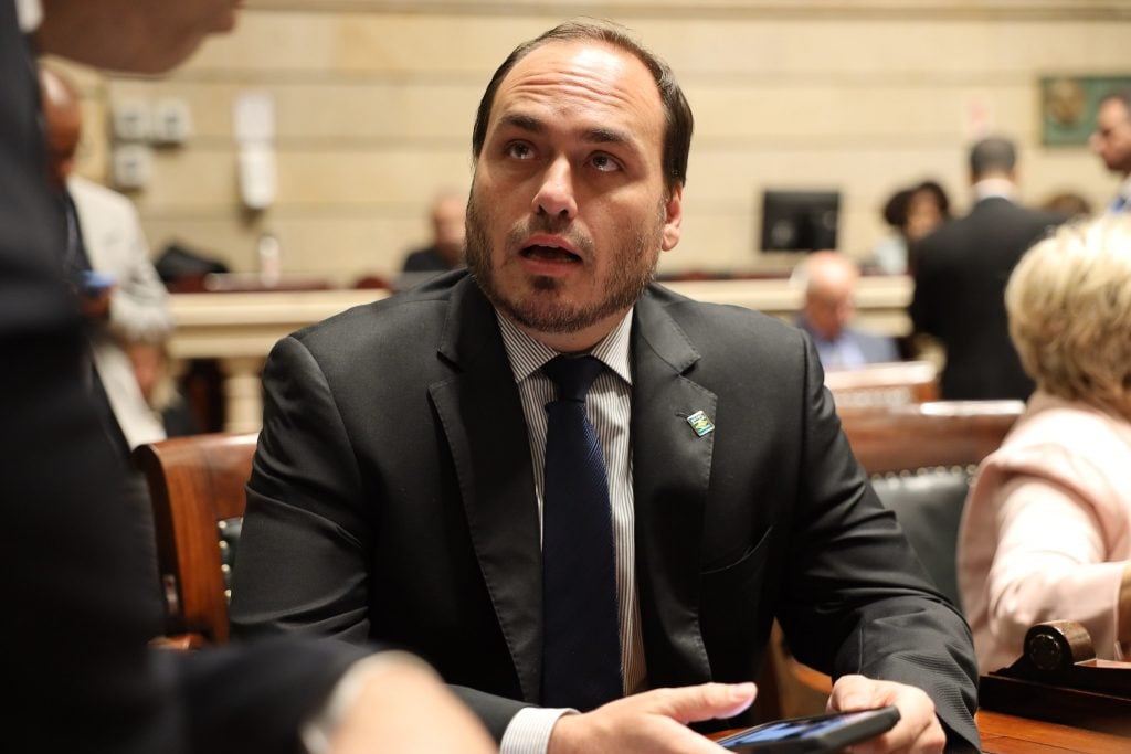 MP do Rio livra Carlos Bolsonaro de inquérito, mas denuncia sete por ‘rachadinha’ em seu gabinete