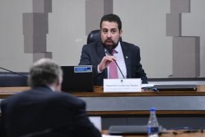 Justiça eleitoral condena Boulos a multa de R$ 53 mil por post de pesquisa no Instagram