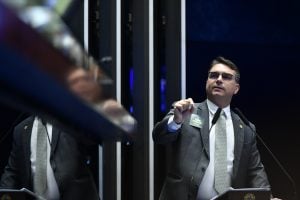 Flávio Bolsonaro diz que recebeu de Jair a ‘missão’ e oficializa pré-candidatura à Presidência em 2026