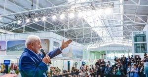 Banqueiros não precisam do Estado, mas exigem superávit primário, ironiza Lula