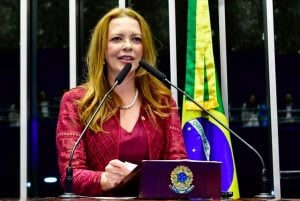 Senadora chamada de 'assessora para assuntos de cama' vai à Justiça contra Ciro Gomes