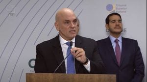 Moraes assina acordo com PF e AGU para combater a desinformação nas eleições