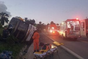 Acidente com ônibus na Bahia deixa 9 pessoas mortas e 24 feridas