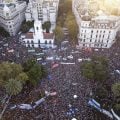 Centenas de milhares de argentinos vão às ruas em defesa das universidades e contra cortes de Milei; confira imagens