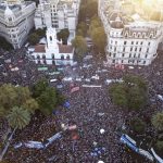 Centenas de milhares de argentinos vão às ruas em defesa das universidades e contra cortes de Milei; confira imagens