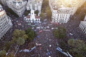 Centenas de milhares de argentinos vão às ruas em defesa das universidades e contra cortes de Milei