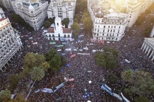 Centenas de milhares de argentinos vão às ruas em defesa das universidades e contra cortes de Milei; confira imagens