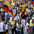 Manifestação contra o governo Petro reúne milhares de pessoas na Colômbia