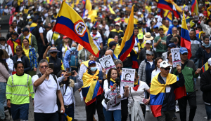 Manifestação contra o governo Petro reúne milhares de pessoas na Colômbia