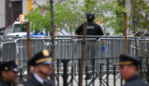 Homem se imola em frente ao tribunal dos EUA onde Trump é julgado