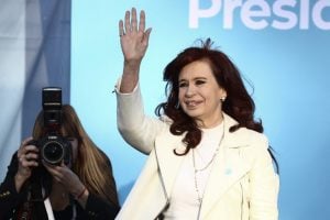 Cristina reúne milhares na Argentina e diz que Milei submete o povo a um 'sacrifício inútil'