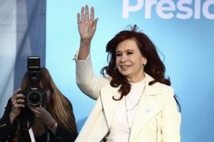 Justiça concede prisão domiciliar a Cristina Kirchner na Argentina