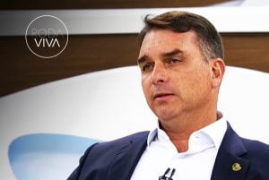 Flávio Bolsonaro usa o 'Roda Viva' para defender Musk e, sem provas, atacar o TSE