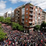 Milhares vão às ruas na Espanha em defesa de Pedro Sánchez e contra renúncia; veja imagens