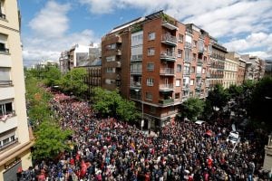 Milhares vão às ruas na Espanha em defesa de Pedro Sánchez e contra renúncia; veja imagens