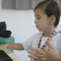 No mês de conscientização sobre o autismo, canção trata do convívio com o transtorno; assista ao clipe
