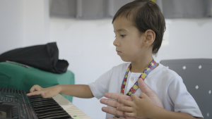 No mês de conscientização sobre o autismo, canção trata do convívio com o transtorno; assista ao clipe